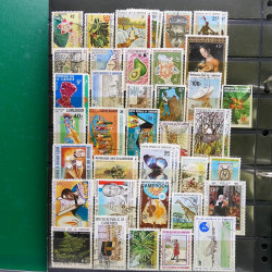 Lot massif de timbres de pays d'expression Française neufs et oblitérés en 2 albums.