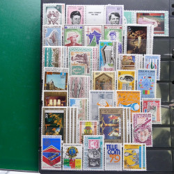 Lot massif de timbres de pays d'expression Française neufs et oblitérés en 2 albums.