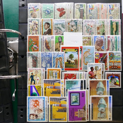 Lot massif de timbres de pays d'expression Française neufs et oblitérés en 2 albums.