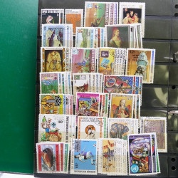 Lot massif de timbres de pays d'expression Française neufs et oblitérés en 2 albums.