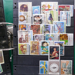 Lot massif de timbres de pays d'expression Française neufs et oblitérés en 2 albums.
