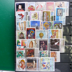 Lot massif de timbres de pays d'expression Française neufs et oblitérés en 2 albums.