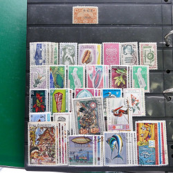 Lot massif de timbres de pays d'expression Française neufs et oblitérés en 2 albums.