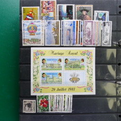 Lot massif de timbres de pays d'expression Française neufs et oblitérés en 2 albums.