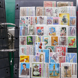 Lot massif de timbres de pays d'expression Française neufs et oblitérés en 2 albums.