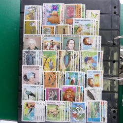 Lot massif de timbres de pays d'expression Française neufs et oblitérés en 2 albums.