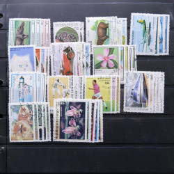 Lot massif de timbres de pays d'expression Française neufs et oblitérés en 2 albums.