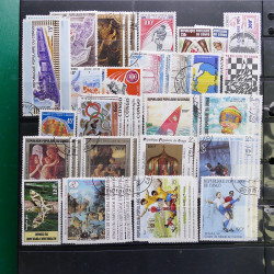 Lot massif de timbres de pays d'expression Française neufs et oblitérés en 2 albums.