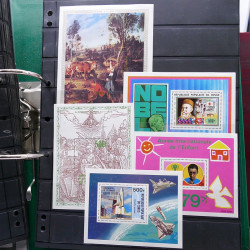 Lot massif de timbres de pays d'expression Française neufs et oblitérés en 2 albums.