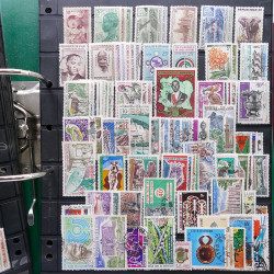 Lot massif de timbres de pays d'expression Française neufs et oblitérés en 2 albums.