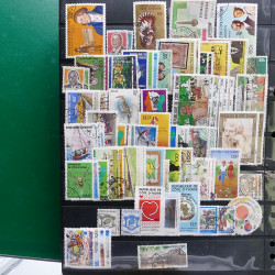 Lot massif de timbres de pays d'expression Française neufs et oblitérés en 2 albums.