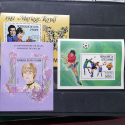 Lot massif de timbres de pays d'expression Française neufs et oblitérés en 2 albums.