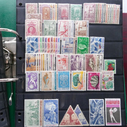Lot massif de timbres de pays d'expression Française neufs et oblitérés en 2 albums.