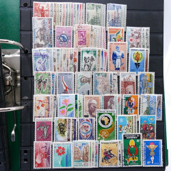 Lot massif de timbres de pays d'expression Française neufs et oblitérés en 2 albums.