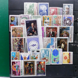 Lot massif de timbres de pays d'expression Française neufs et oblitérés en 2 albums.