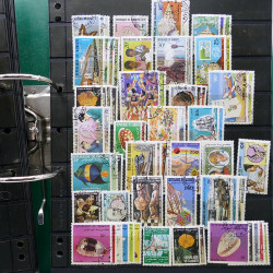 Lot massif de timbres de pays d'expression Française neufs et oblitérés en 2 albums.