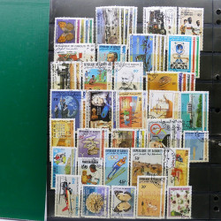 Lot massif de timbres de pays d'expression Française neufs et oblitérés en 2 albums.