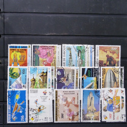 Lot massif de timbres de pays d'expression Française neufs et oblitérés en 2 albums.