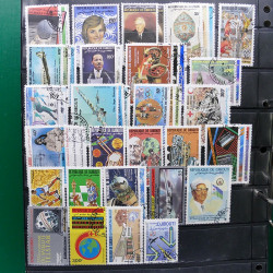 Lot massif de timbres de pays d'expression Française neufs et oblitérés en 2 albums.