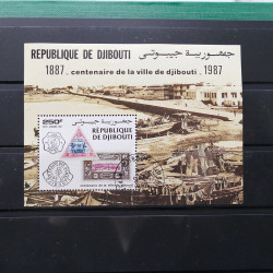 Lot massif de timbres de pays d'expression Française neufs et oblitérés en 2 albums.