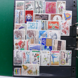 Lot massif de timbres de pays d'expression Française neufs et oblitérés en 2 albums.