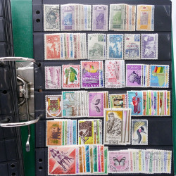 Lot massif de timbres de pays d'expression Française neufs et oblitérés en 2 albums.
