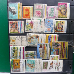 Lot massif de timbres de pays d'expression Française neufs et oblitérés en 2 albums.