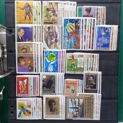 Lot massif de timbres de pays d'expression Française neufs et oblitérés en 2 albums.