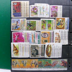 Lot massif de timbres de pays d'expression Française neufs et oblitérés en 2 albums.