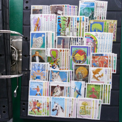 Lot massif de timbres de pays d'expression Française neufs et oblitérés en 2 albums.