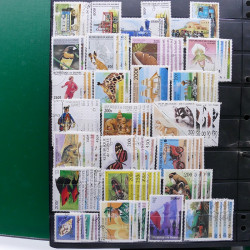 Lot massif de timbres de pays d'expression Française neufs et oblitérés en 2 albums.