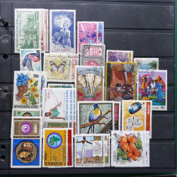 Lot massif de timbres de pays d'expression Française neufs et oblitérés en 2 albums.