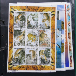 Lot massif de timbres de pays d'expression Française neufs et oblitérés en 2 albums.