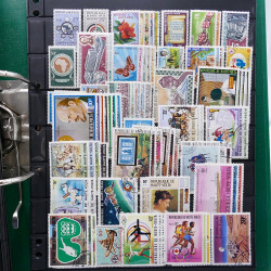 Lot massif de timbres de pays d'expression Française neufs et oblitérés en 2 albums.
