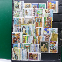 Lot massif de timbres de pays d'expression Française neufs et oblitérés en 2 albums.