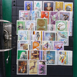 Lot massif de timbres de pays d'expression Française neufs et oblitérés en 2 albums.