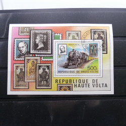 Lot massif de timbres de pays d'expression Française neufs et oblitérés en 2 albums.