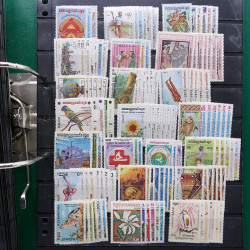 Lot massif de timbres de pays d'expression Française neufs et oblitérés en 2 albums.