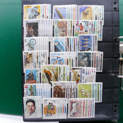 Lot massif de timbres de pays d'expression Française neufs et oblitérés en 2 albums.