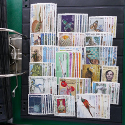 Lot massif de timbres de pays d'expression Française neufs et oblitérés en 2 albums.