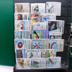 Lot massif de timbres de pays d'expression Française neufs et oblitérés en 2 albums.