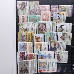 Lot massif de timbres de pays d'expression Française neufs et oblitérés en 2 albums.