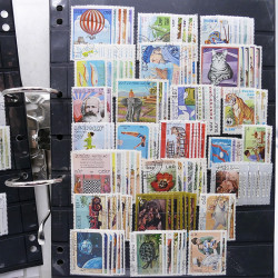 Lot massif de timbres de pays d'expression Française neufs et oblitérés en 2 albums.