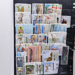 Lot massif de timbres de pays d'expression Française neufs et oblitérés en 2 albums.