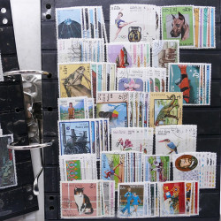 Lot massif de timbres de pays d'expression Française neufs et oblitérés en 2 albums.