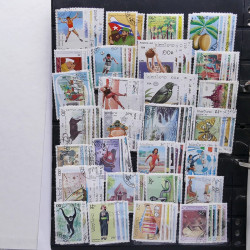 Lot massif de timbres de pays d'expression Française neufs et oblitérés en 2 albums.