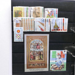 Lot massif de timbres de pays d'expression Française neufs et oblitérés en 2 albums.