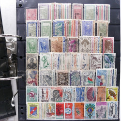 Lot massif de timbres de pays d'expression Française neufs et oblitérés en 2 albums.