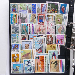 Lot massif de timbres de pays d'expression Française neufs et oblitérés en 2 albums.