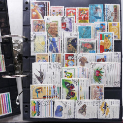 Lot massif de timbres de pays d'expression Française neufs et oblitérés en 2 albums.